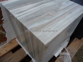 cube de marbre blanc poli 40 cms x 40 cms x 40 cms.
