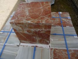 cubes de marbre poli 30 cms x 30 cms x 30 cms.